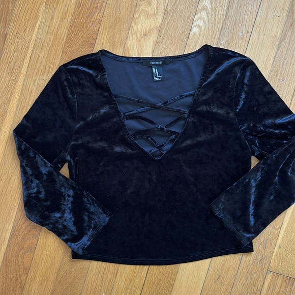 Black Crushed Velvet Criss Cross V-Neck Crop Top Size Medium - Picture 9 of 9